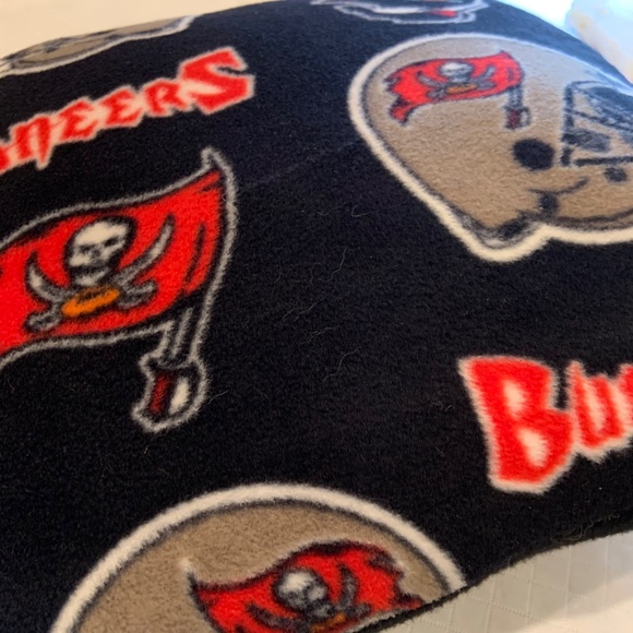 Tampa Bay Buccaneers Logo Helmet Flag Pattern Fleece Pillows Set of Two 13"x13" - Picture 10 of 15